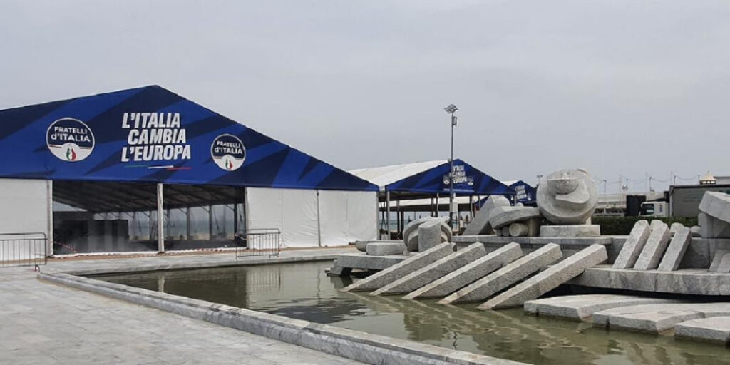 Capannone elettorale sulla spiaggia Esposto alla Capitaneria di Porto