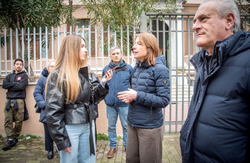 Costantini e Barba tra la gente e i pini di Via Italica