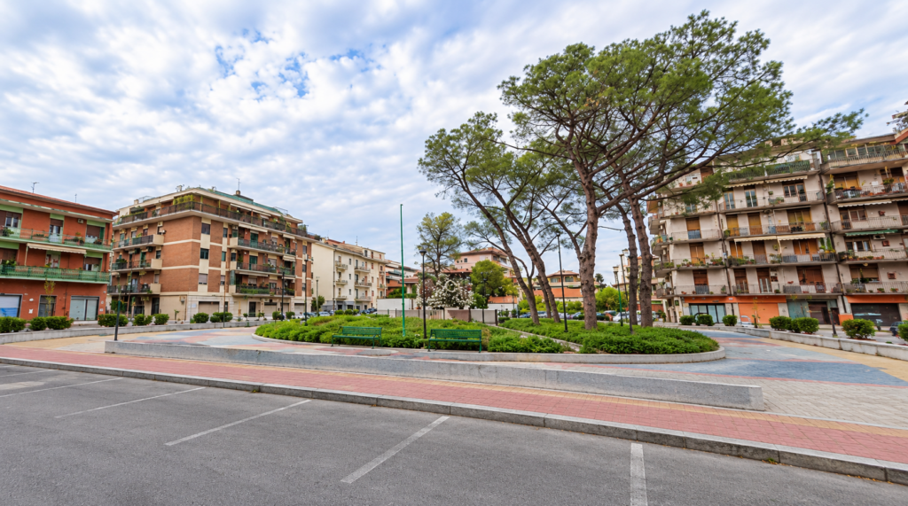 Piazza Salvo D’Acquisto: pini abbattuti e mai sostituiti